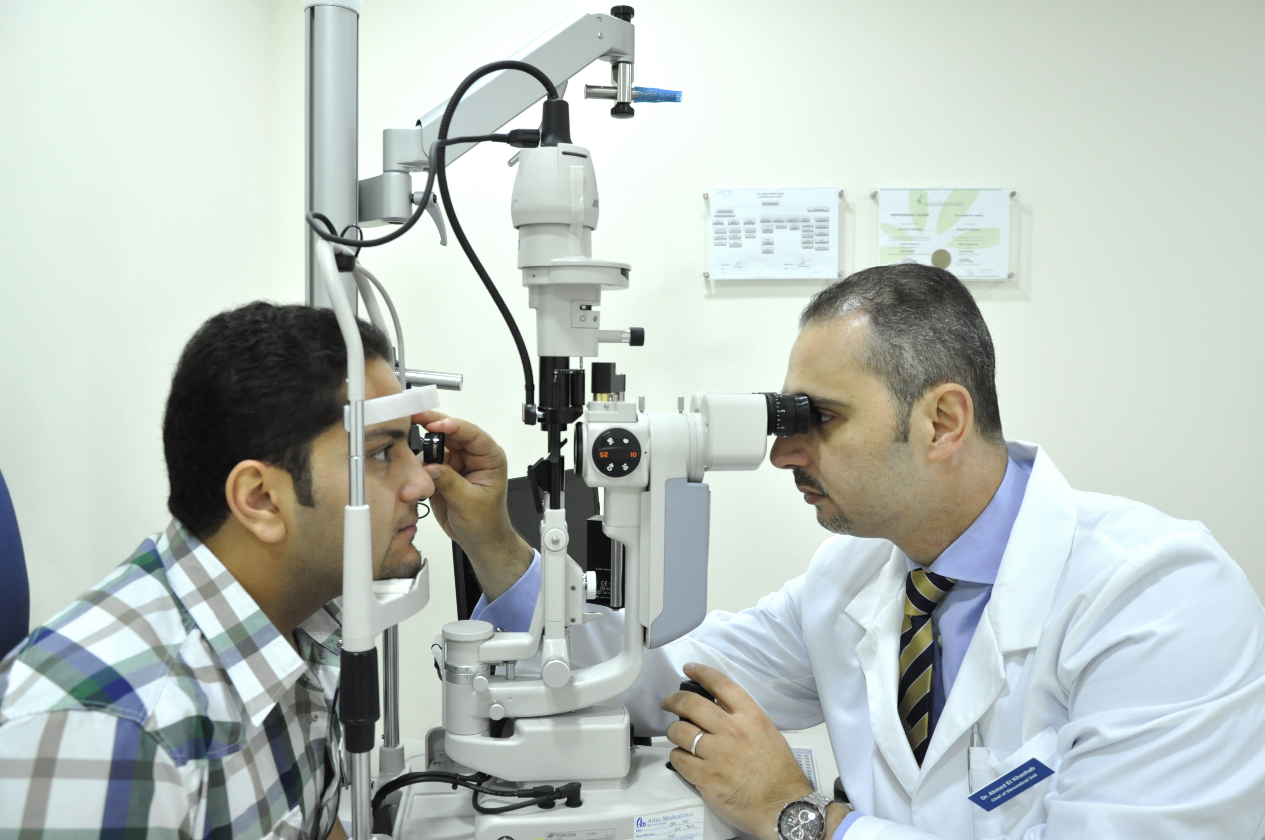 Замена сетчатки. Домашние методы лечения глаз. Как лечат лазером сетчатку глаза видео.